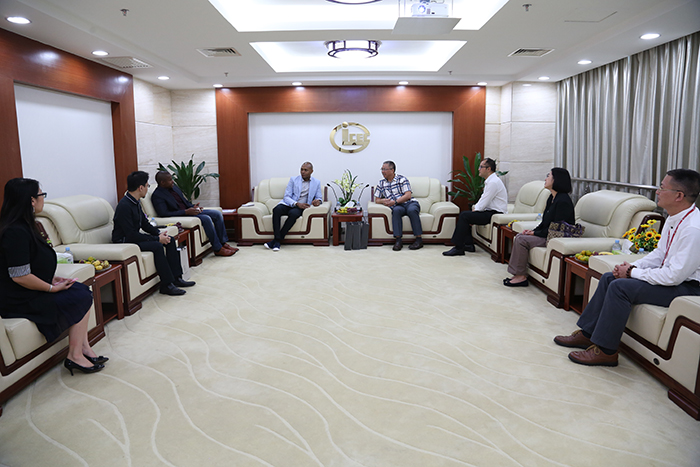 安哥拉驻香港领事馆领导到我公司视察