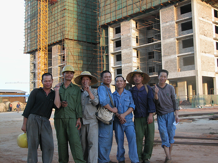 外派劳务人员在国外工地合影