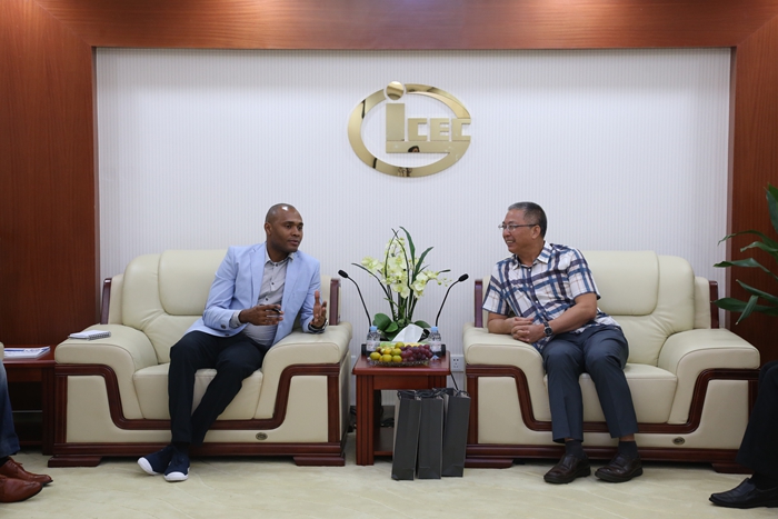 公司领导与签证官亲切交谈