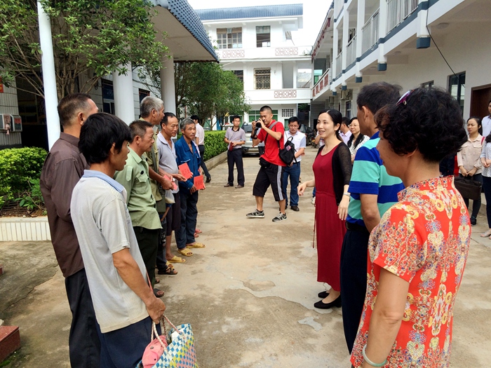 我公司到青秀区长塘镇开展精准扶贫活动