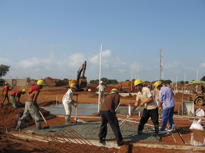 外派工人与当地工人在工作