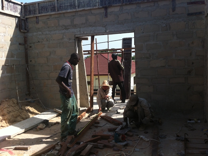 外派纳米比亚工人与当地工人在工作