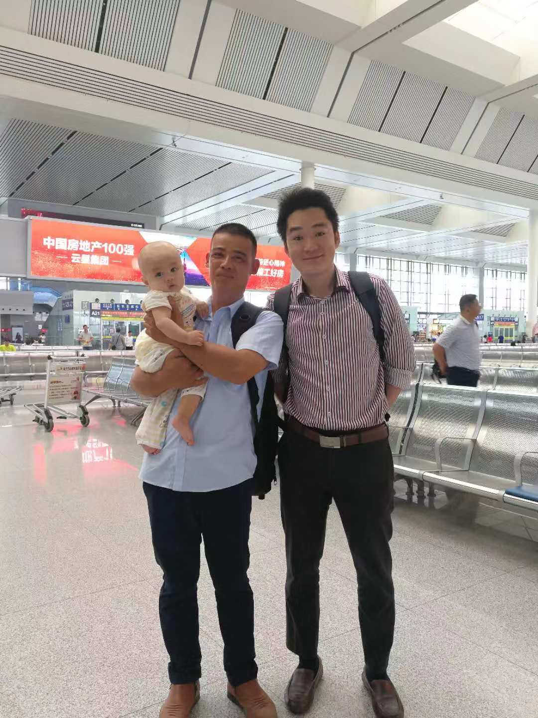 驻加蓬机修人员蓝雄杰出发前合影