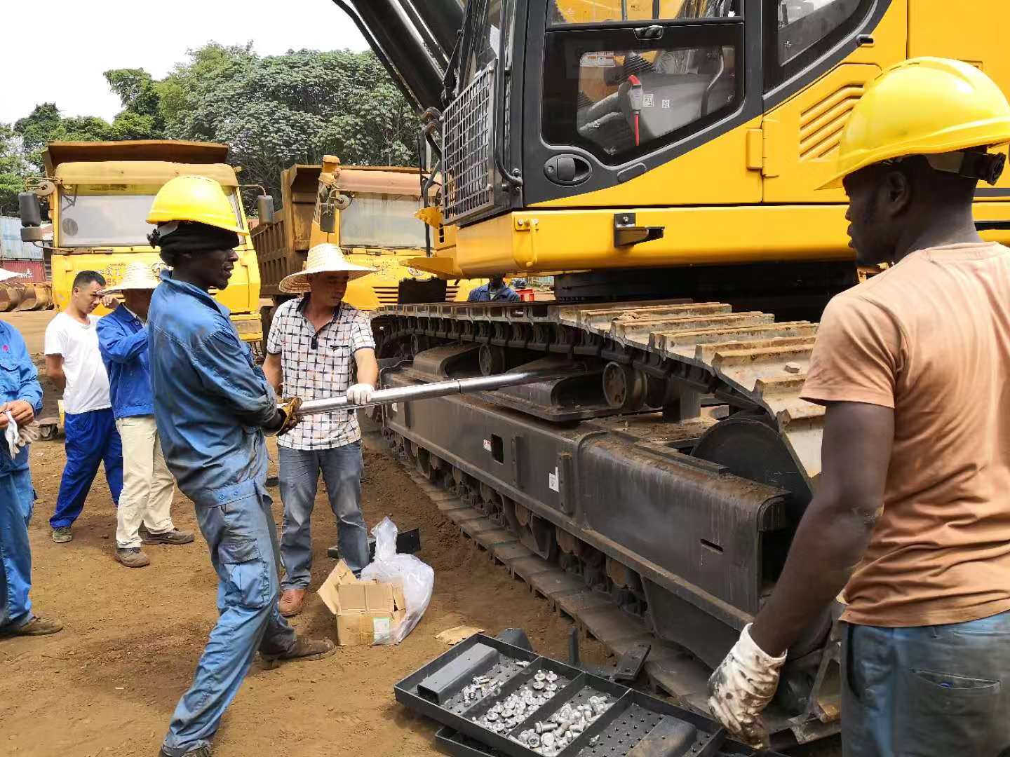 驻加蓬机修人员蓝雄杰现场工作图